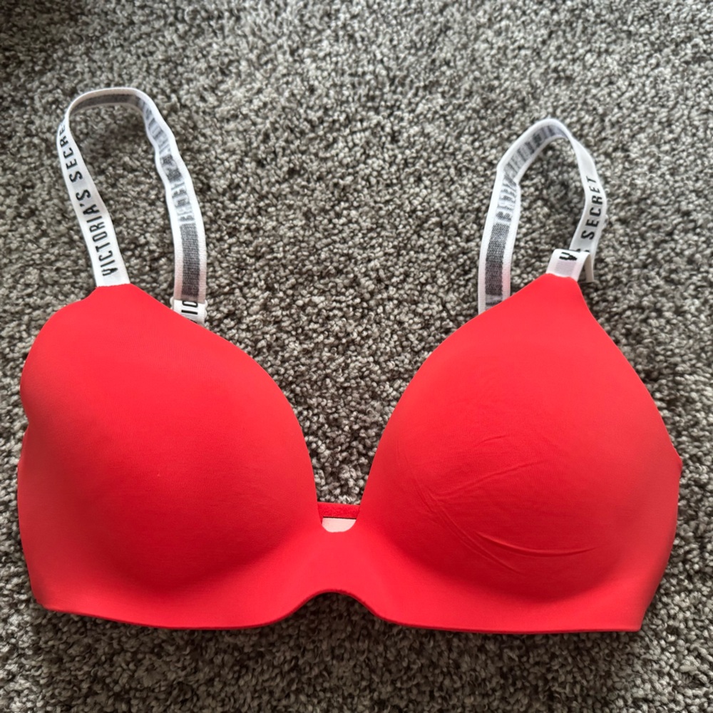 Victoria's Secret Red Bra tshirt lightly lined 32D